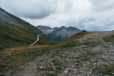 İsviçre 'deki yeşil dağların manzarası