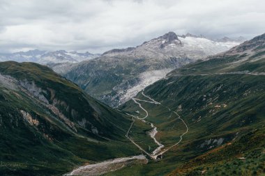 İsviçre 'deki yeşil dağların manzarası