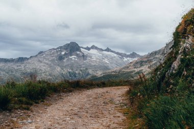 İsviçre 'deki yeşil dağların manzarası