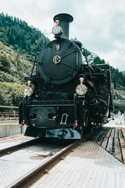 Tren bir dağın raylarına park edilmiş.