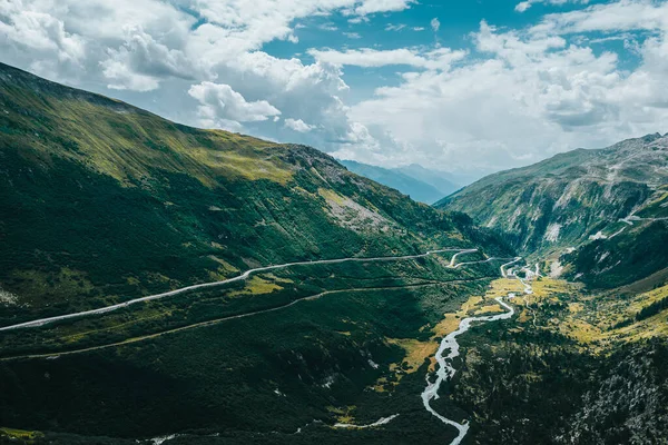 Nehir dağların arasından geçiyor.