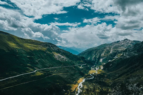 Nehir dağların arasından geçiyor.