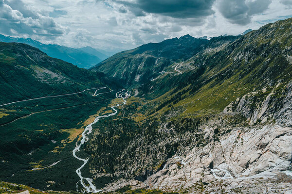 Река, протекающая через горы