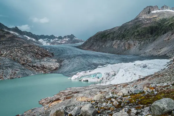 Lago Entre Montanhas Uma Geleira — Fotografia de Stock