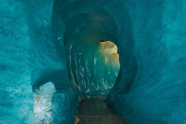 冰川内部的蓝色冰 — 图库照片