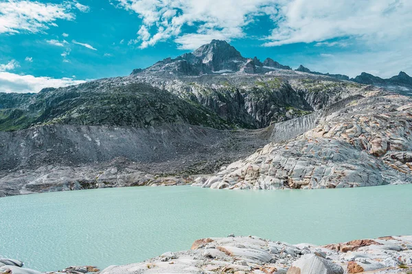 Dağlar ve buzullar arasındaki göl