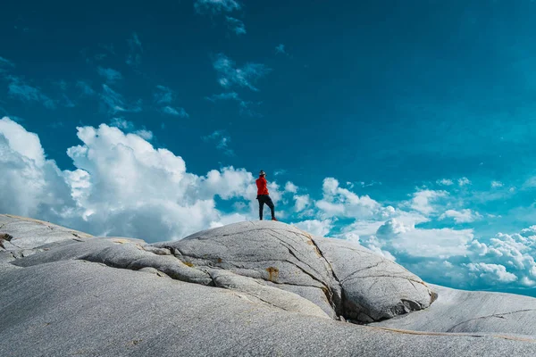 Bir buzulun dağlarındaki çocuk