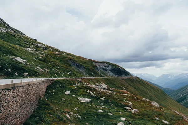 İsviçre 'deki yeşil dağların manzarası