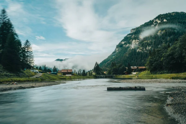 Bulutlu yeşil dağların arasındaki nehir