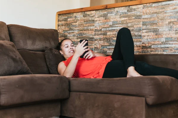 Mädchen Mit Brille Und Orangefarbenem Hemd Telefoniert Braunen Sessel — Stockfoto