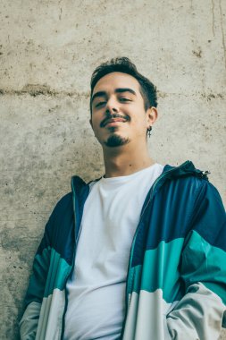 Mavi ceketli çocuk poz veriyor.