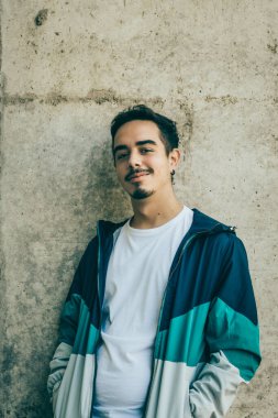 Mavi ceketli çocuk poz veriyor.