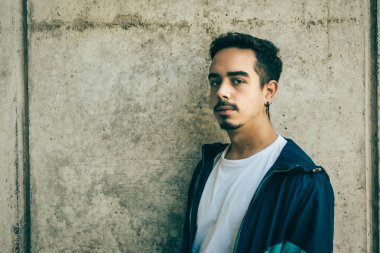 Mavi ceketli çocuk poz veriyor.