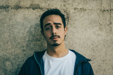 Mavi ceketli çocuk poz veriyor.