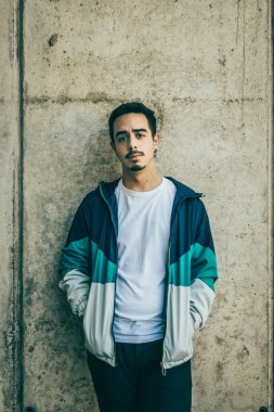 Mavi ceketli çocuk poz veriyor.