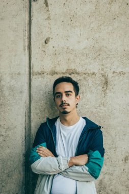 Mavi ceketli çocuk poz veriyor.