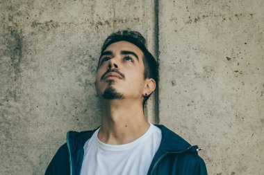 Mavi ceketli çocuk poz veriyor.