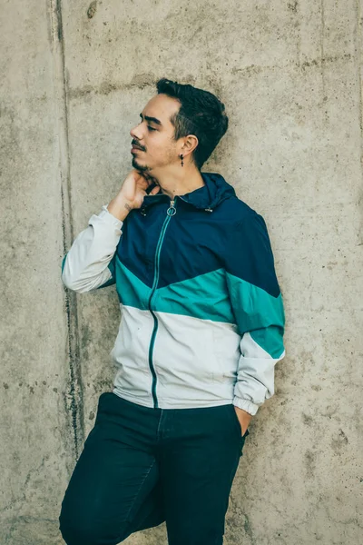 Mavi ceketli çocuk poz veriyor.