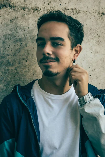 Mavi ceketli çocuk poz veriyor.