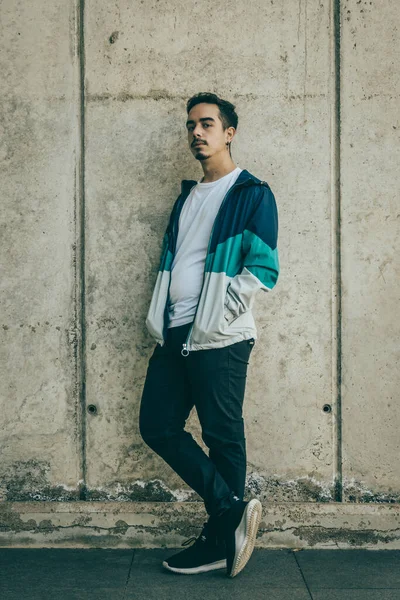 Mavi ceketli çocuk poz veriyor.