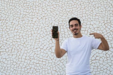 Beyaz arka planda duygularını ifade eden bıyıklı ve beyaz gömlekli bir çocuk.