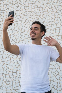 Beyaz arka planda duygularını ifade eden bıyıklı ve beyaz gömlekli bir çocuk.