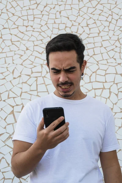 Beyaz arka planda duygularını ifade eden bıyıklı ve beyaz gömlekli bir çocuk.