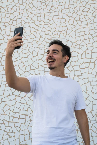 Beyaz arka planda duygularını ifade eden bıyıklı ve beyaz gömlekli bir çocuk.