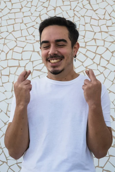 Beyaz arka planda duygularını ifade eden bıyıklı ve beyaz gömlekli bir çocuk.