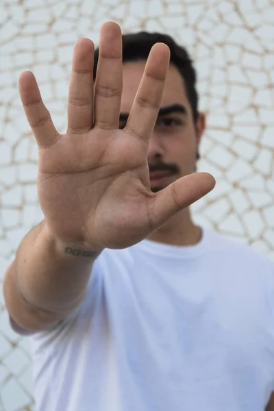 Beyaz arka planda duygularını ifade eden bıyıklı ve beyaz gömlekli bir çocuk.