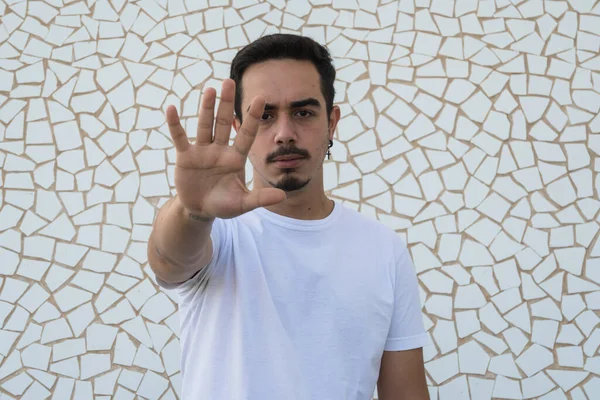 Beyaz arka planda duygularını ifade eden bıyıklı ve beyaz gömlekli bir çocuk.