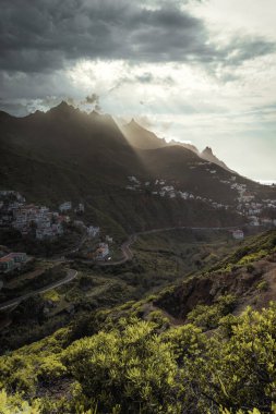 Bulutlu bir adada dağ manzarası