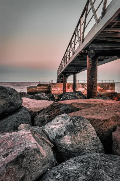 Gün batımında denizde bir köprü manzarası
