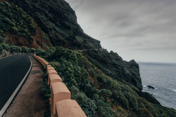 Bulutlu bir adada dağ manzarası