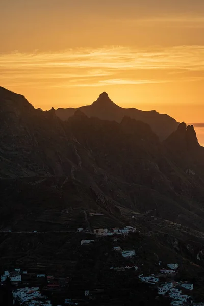 Dağları olan volkanik bir adanın manzarası