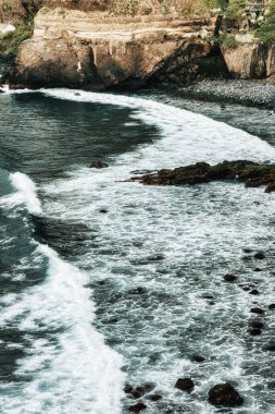 Denizi ve dağları olan bir adanın manzarası