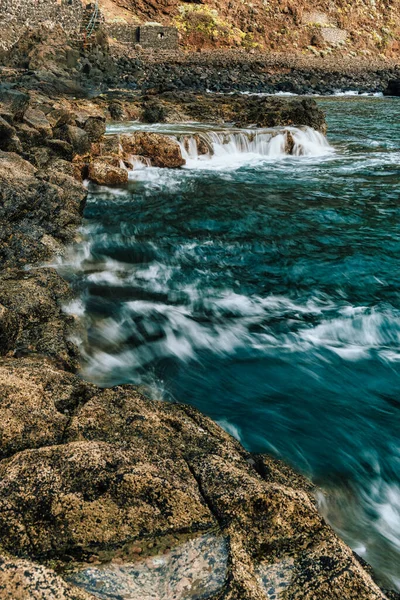 海と山のある島の風景 — ストック写真