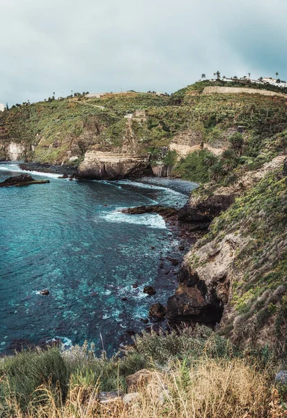 Denizi ve dağları olan bir adanın manzarası