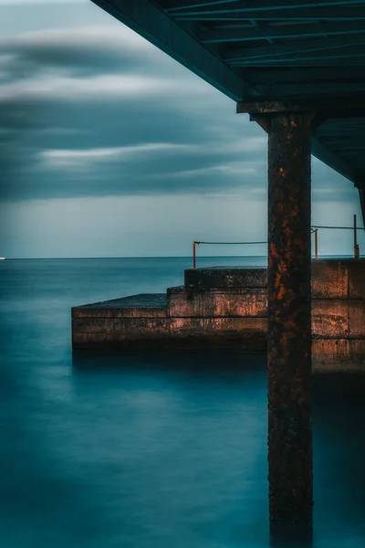 Denizi ve dağları olan bir adanın manzarası