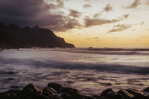 Denizi ve dağları olan bir adanın manzarası