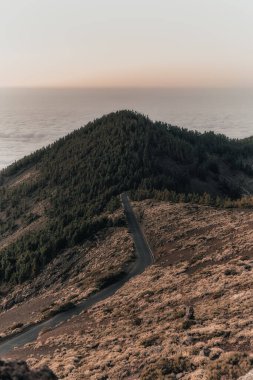 Gün batımında dağlar ve yollar arasındaki milli parktaki manzara