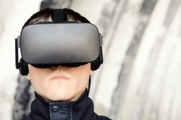 VR gözlüklü, ciddi bir gencin portresini yakından çek. Sanal gerçeklik dünyası, izleme ve izleme geleceğin gelişmiş yöntemlerini ve teknolojilerini kullanıyor. İzleniyorsunuz ve korunuyorsunuz..