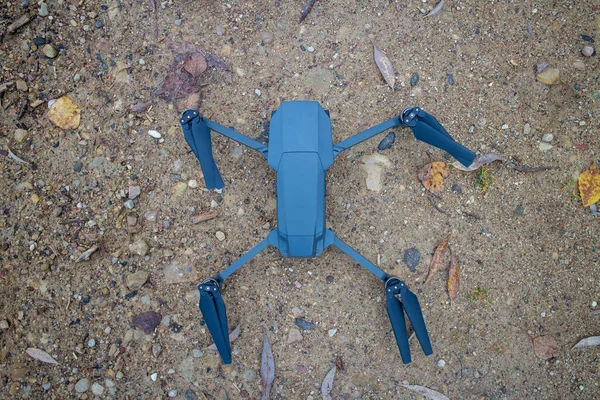 Uçuştan önce havadan çekim ve fotoğrafçılık için kamera dronu.