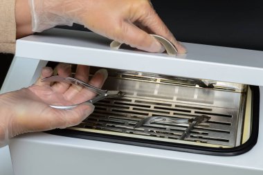 Kuru sıcak hava sterilizatörü, otomatik klavye, buhar sterilizasyonu için manikür forsepsi hazırlama, bakteriyel ve viral enfeksiyonların araçlarını dezenfekte etme