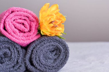 Sarı çiçekli rulo havlu yığını.