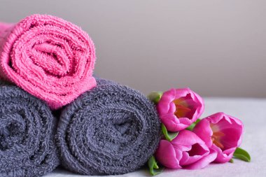 Bir yığın pamuk havlu rulo içinde, kaplıcada pembe laleler ve güzellik salonu müşteriyi bekliyor.