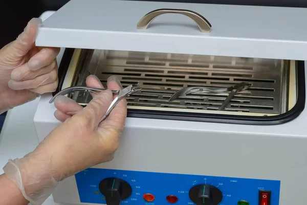 Manikür için forseps, sıcak hava sterilizatörü, buhar sterilizasyonu için aletlerin hazırlanması, bakteriyel ve viral enfeksiyonların dezenfeksiyonu.