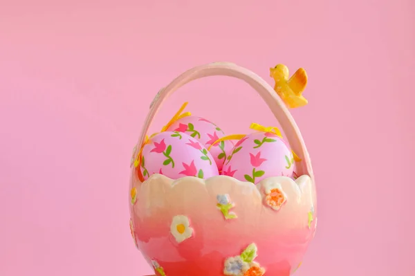 Пасхальная Корзина Декоративными Яйцами Розовом Фоне Праздничный Домашний Декор — стоковое фото