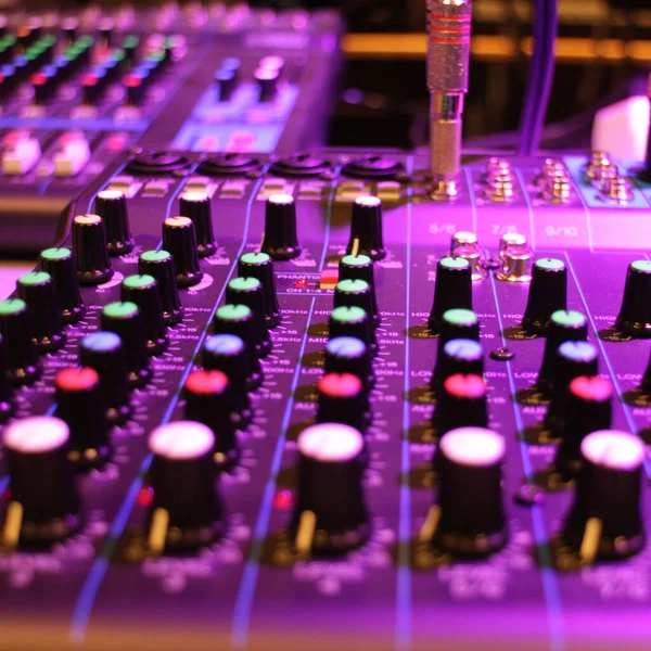 Kayıt stüdyosunda karıştırma konsolu. Profesyonel müzik üretim ekipmanı ve ses mühendisi aracı, seçici odak üzerinde düğmeler, düğmeler ve faders.