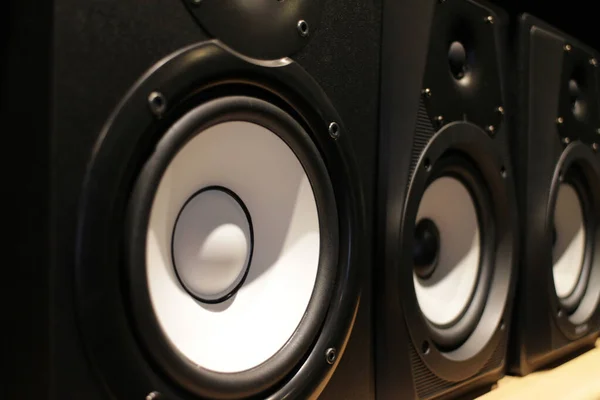 Monitores Estudio Negros Con Altavoz Blanco Equipo Audio Para Grabación — Foto de Stock